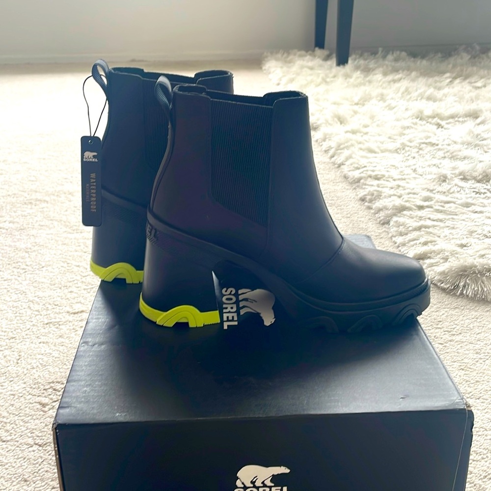 Sorel Brex Black and Green Women's Boots NWT